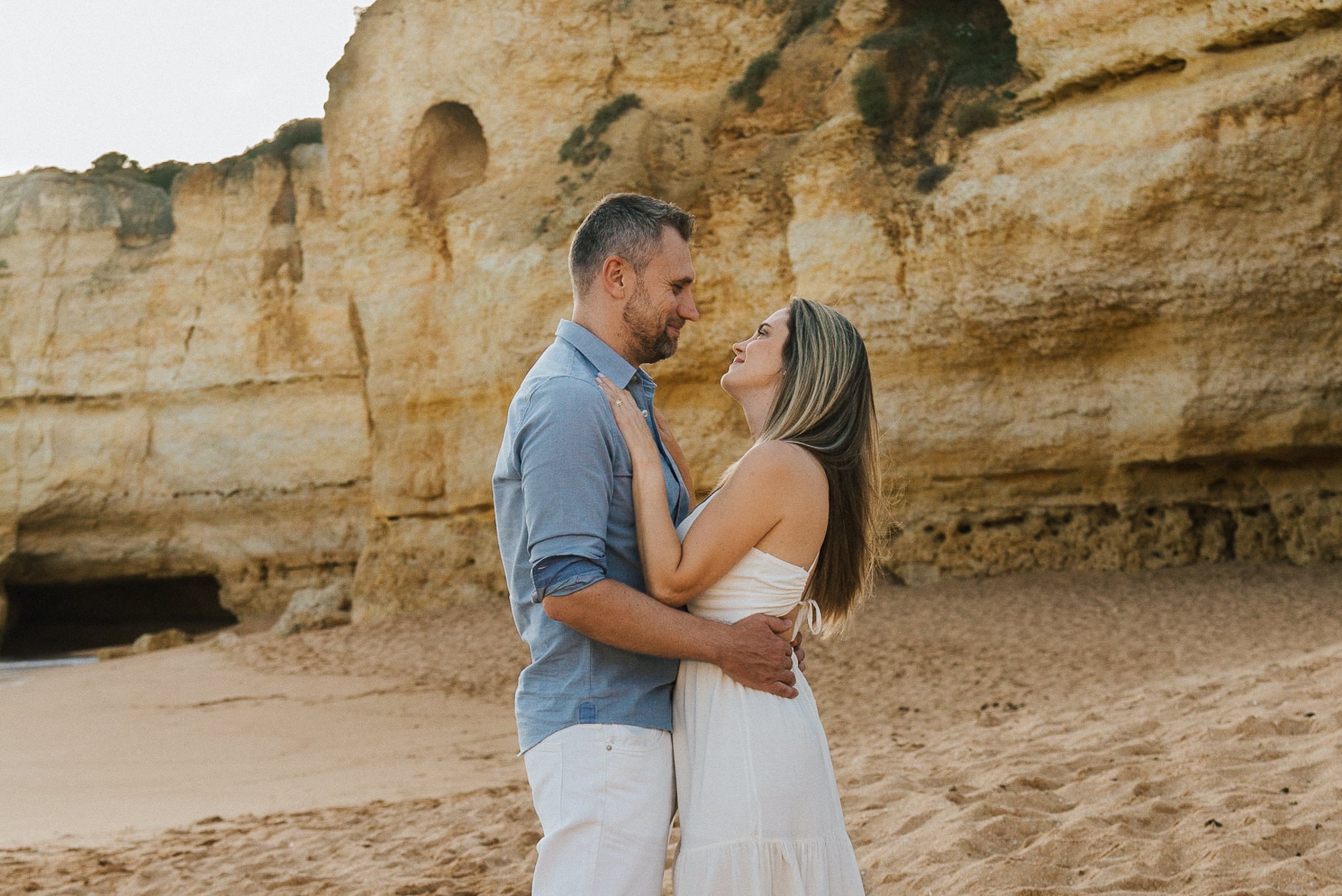 Casal caminhando na praia durante ensaio fotográfico em Albufeira
